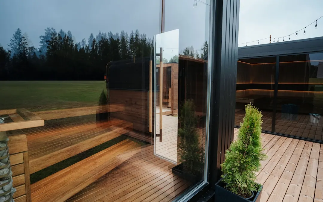 Venkovní sauna s prosklenou stěnou na terase u domu